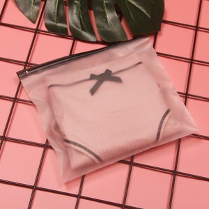 Bolsa transparente con orificio para colgar para ropa interior femenina, sujetadores, protectores solares, mascarillas, calcetines y juguetes pequeños, con cierre autoadhesivo. - Product Image 1