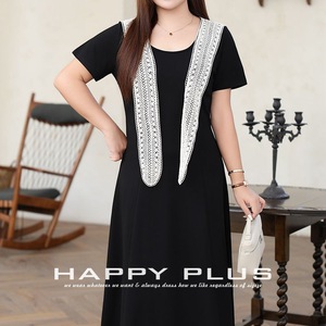 เดรสลูกไม้คอโอทรงพอดีตัว Happy Plus สีดำ ไซส์พลัสสำหรับผู้หญิง เดรสสีพื้นแขนสั้นตัดกัน - Product Image 5