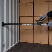 Barre de chargement robuste réglable de 89 à 104 pouces en acier avec patins en caoutchouc pour la sécurisation des marchandises dans les camions de fret, noire