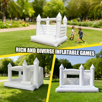 Château gonflable commercial tout blanc pour mariage, idéal pour la location lors de réceptions et événements.