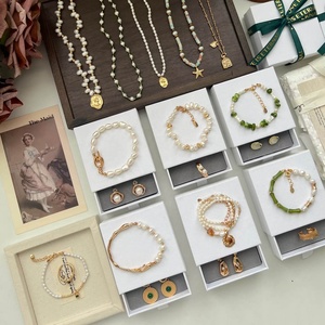 Nouvel ensemble d'emballage en papier ondulé pour <span class=keywords><strong>bijoux</strong></span> avec logo personnalisé <span class=keywords><strong>Cartier</strong></span>, boîte à <span class=keywords><strong>bijoux</strong></span> Van Cleef, emballage pour l'expédition de <span class=keywords><strong>bijoux</strong></span> - Product Image 1