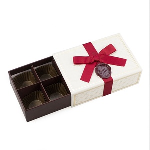 Boîte cadeau personnalisée de luxe avec estampage à chaud pour chocolats pralinés, avec inserts en papier - Product Image 1