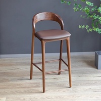 Tabouret de bar haut en bois massif de noyer noir, style artisanal moderne et épuré, pour cuisine et comptoir de bar
