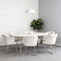 Fauteuil rembourré en velours, chaise de salle à manger moderne avec dossier sculpté, métal argenté poli pour usage résidentiel et commercial