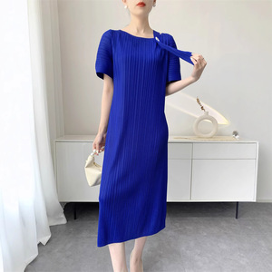 Abito estivo Issey Miyake plissettato di alta gamma in poliestere tinta unita da donna, <span class=keywords><strong>giovanile</strong></span>, ampio, <span class=keywords><strong>taglie</strong></span> <span class=keywords><strong>forti</strong></span>, midi, per il commercio estero - Product Image 1
