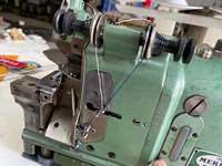 Machine à coudre industrielle Merrow surjeteuse d'occasion en bon état pour la finition des emblèmes
