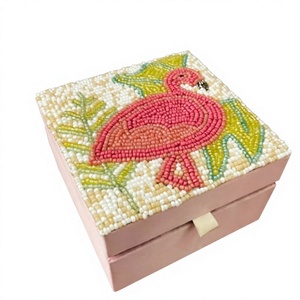 B.H CRAFTS Caja de Joyería de Flamenco Hecha a Mano con Cuentas, Forma Cuadrada, Tema Animal, Decoración del Hogar, Artesanía Textil, Regalo - Product Image 1