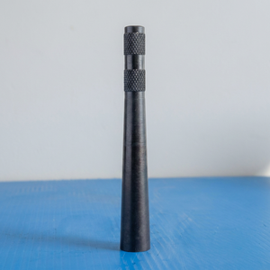 Antena Metálica Negra Mecanizada a Medida, Soporte Universal para Automóvil, Accesorio Automotriz Duradero de Precisión CNC para Todos los Vehículos - Product Image 1