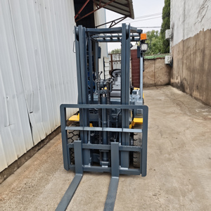 รถยกโคมัตสึ FD25 ขนาด 2.5 ตัน เครื่องยนต์ดีเซล พร้อมที่นั่งคนขับ อัตโนมัติ นำเข้าจากญี่ปุ่น มือสอง ใช้พลังงานจากดีเซล - Product Image 6