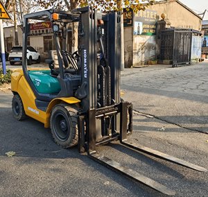 Montacargas Diésel Komatsu FD30 Usado de Alta Calidad, 3 Toneladas, Desplazador Lateral Hidráulico, Mástil de Dos Etapas, Neumáticos Sólidos - Bien Mantenido, Regular - Product Image 6
