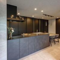 Armoire de cuisine en métal haut de gamme en acier inoxydable 304 avec finition laquée, verre et pierre pour villas et projets commerciaux