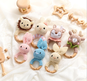 Cadeau de douche de bébé <span class=keywords><strong>personnalisé</strong></span> animal gravé <span class=keywords><strong>hochet</strong></span> au crochet avec nom anneau de <span class=keywords><strong>hochet</strong></span> de bébé en <span class=keywords><strong>bois</strong></span> <span class=keywords><strong>personnalisé</strong></span> - Product Image 1