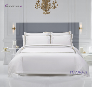 Set di Biancheria da Letto per Hotel in Cotone 100% Bianco con Ricamo Dorato a Doppia Cucitura, 4 Pezzi: Copripiumino, Lenzuolo e Federe - Product Image 2