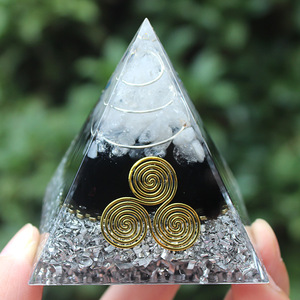 Pyramide en résine époxy avec spirales dorées, décoration d'intérieur, ornement de bureau - Product Image 4