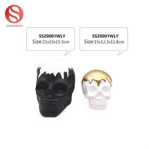 Ornement d'Halloween personnalisé, modèle de crâne en céramique avec les mains sur les yeux et la bouche - Product Image 3