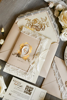 Suite d'invitations de mariage vintage beige en dentelle avec détails floraux dorés, carte ovale, carte RSVP avec code QR et enveloppe à nœud en dentelle