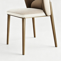 Chaise de salle à manger en cuir beige de luxe léger avec pieds en acier inoxydable, chaise à dossier minimaliste moderne pour restaurant et maison