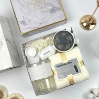 Panier-cadeau personnalisé exquis et original, serviette en velours corail, mini ventilateur à motif de marguerite imprimé UV, gobelet en verre avec paille pour ensemble cadeau de mariage