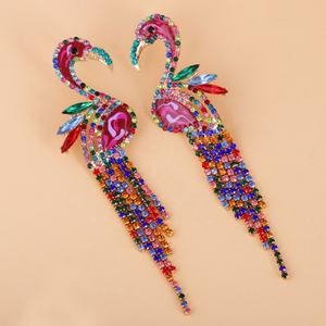 Boucles d'oreilles flamant rose de style européen et américain, inspirées de la mode coréenne, avec pampilles simples et polyvalentes, plaquées or, ornées de cristaux et de strass - Product Image 3