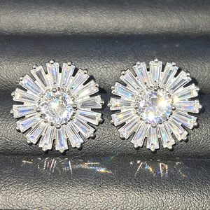 Orecchini a Perno Rotondi con Motivo Floreale per Donne, Design Dolce a Fiore, Accessori per Orecchie da Indossare Quotidianamente - Product Image 6