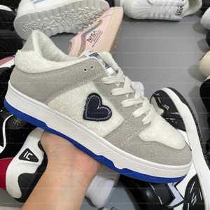 Chaussures de sport d'hiver en peluche chaudes à semelles épaisses de style mixte, chaussures de marche à lacets à la mode et confortables pour femmes - Product Image 5
