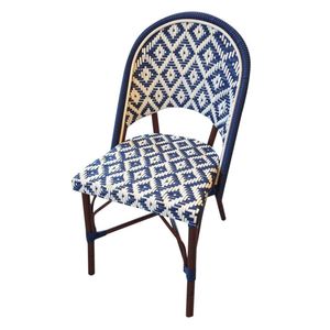 Chaise de bistrot en rotin tressé de style <span class=keywords><strong>parisien</strong></span> moderne - Chaise d'appoint extérieure bleue à motif losanges blancs pour hôtel, villa et <span class=keywords><strong>restaurant</strong></span> - Product Image 1