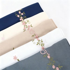 ผ้าพันคอชีฟองปักลายขายส่ง คุณภาพสูง ใช้งานได้หลากหลาย สีพื้น ผ้าคลุมศีรษะอิสลามปักลายลูกไม้ ผ้าโมดอล - Product Image 5
