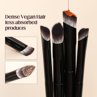 Pinceau de maquillage triangulaire simple OEM en vrac, noir, avec logo personnalisé, en poils synthétiques, pour fond de teint, surligneur, contour et correcteur
