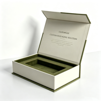 Boîte cadeau magnétique vert olive avec logo personnalisé, côtés crème, insert en velours, bordure dorée, charnière encastrée, style livre, emballage rigide de luxe