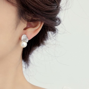 Pendientes de Botón con Circonita y Perla de Imitación, Estilo Europeo Americano, Versátiles, de Alta Calidad, con Doble Corazón Dorado - Product Image 4