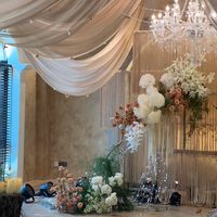 Drapé de plafond personnalisé pour mariage avec design assorti au lustre, décoration de scène pour salle de banquet de mariage et événements