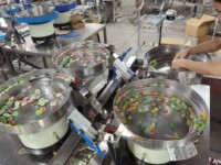 Machine de comptage et d'emballage automatique pour sachets de bonbons, d'écrous et de vis, avec film plastique plat et comptage optique