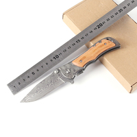 Couteau de Poche Pliant en Gros avec Lame en Acier Damas Revêtement Titane et Manche en Bois Gravé pour Camping, Chasse, Activités de Plein Air, Cadeau pour Homme