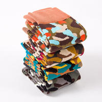 Chaussettes mi-mollet en jacquard camouflage personnalisées avec revers contrastant, motif camouflage sur la pointe et le talon, tricotées, pour l'extérieur et la mode urbaine, OEM ODM