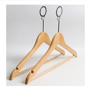 Cintre en bois d'hôtel d'anneau <span class=keywords><strong>antivol</strong></span> personnalisé en gros pour vêtements - Product Image 1