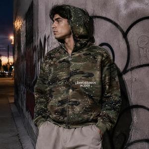 เสื้อฮู้ดซิปหน้าลายกราฟิก Camo Stud สไตล์สตรีทแวร์สำหรับผู้ชาย ทรงโอเวอร์ไซส์ พร้อมกระดุมแบบมุกและลาย Fu - Product Image 3