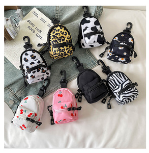Bolsa Feminina Pequena Transversal de Ombro Único em Tecido, com Pingente Moderno e Elegante de Chaveiro, Mini Batom e Fones de Ouvido, Estilo Niche Simples - Product Image 1