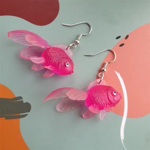 Boucles d'oreilles pendantes créatives pour femme, en forme de <span class=keywords><strong>poisson</strong></span> <span class=keywords><strong>rouge</strong></span> multicolore transparent, en plastique néon, bijoux fantaisie personnalisés pour fête de fille - Product Image 6