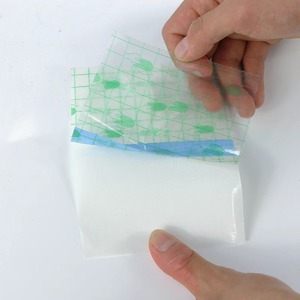 Bande adhésive médicale transparente à carreaux en film PU imperméable Anqisheng pour pansement et protection sous la douche - Product Image 2