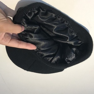 Bonnets d'hiver tendance pour femmes, bonnets en tricot personnalisés doublés <span class=keywords><strong>de</strong></span> <span class=keywords><strong>soie</strong></span> <span class=keywords><strong>satin</strong></span>ée - Product Image 1
