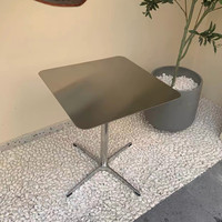 Table Ronde Moderne en Acier Inoxydable avec Quatre Pieds Robustes pour Cafés Tendance, Salons de Thé, Boutiques de Desserts, Réunions d'Affaires en Extérieur