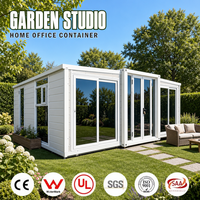 Maison conteneur empilable et extensible avec texture de bardage horizontale, poteaux d'angle noirs et placement sans grue