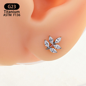 Boucles d'oreilles en titane F136 en forme de feuille avec incrustations de zircon pour piercing du cartilage de l'oreille - Product Image 2