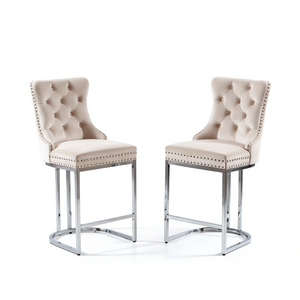 Ensemble de 2 tabourets de bar style ferme moderne, velours beige, dossier boutonné, base en métal chromé, hauteur de comptoir - Product Image 1