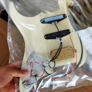 ปิ๊กการ์ดกีตาร์ไฟฟ้า ST SSH สีขาวมุก (1V2T5W) พร้อมสายไฟในตัว - Product Image 5