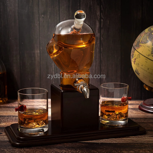 Decantador <span class=keywords><strong>de</strong></span> whisky <span class=keywords><strong>con</strong></span> forma <span class=keywords><strong>de</strong></span> <span class=keywords><strong>guantes</strong></span> <span class=keywords><strong>de</strong></span> <span class=keywords><strong>boxeo</strong></span>, <span class=keywords><strong>de</strong></span> cristal soplado a mano, <span class=keywords><strong>con</strong></span> soporte <span class=keywords><strong>de</strong></span> madera y 2 vasos, ideal para bar, regalo para hombres y fiestas. - Product Image 1