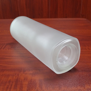 Bouteille en verre vide cylindrique de 750 ml pour <span class=keywords><strong>vodka</strong></span>, avec bouchon à vis givré blanc et logo rouge personnalisé - Product Image 4