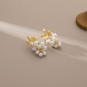 Pendientes de Lujo Unisex QX Silver Needle con Diseño Clásico de Aleación, Perlas y Borlas Geométricas de Hoja de Uva para Mujer, Aniversario - Product Image 5