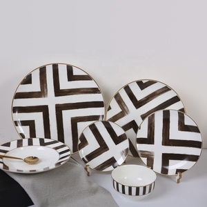 Haute qualité 4 pièces élégant or jante os chine noir et blanc ensembles <span class=keywords><strong>de</strong></span> dîner <span class=keywords><strong>assiette</strong></span> <span class=keywords><strong>en</strong></span> <span class=keywords><strong>porcelaine</strong></span> bon marché - Product Image 1