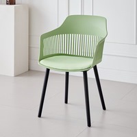 Chaise de patio monobloc colorée en PP populaire pour balcon chaise de salle à manger en plastique empilable pour l'extérieur